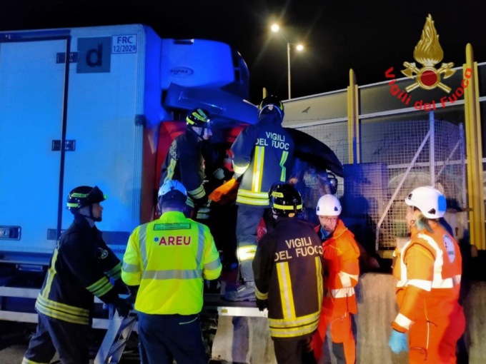 Gravissimo incidente, si schianta contro un blocco di cemento