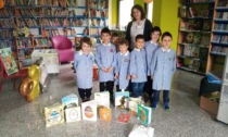 I bambini dell'asilo in visita alla biblioteca