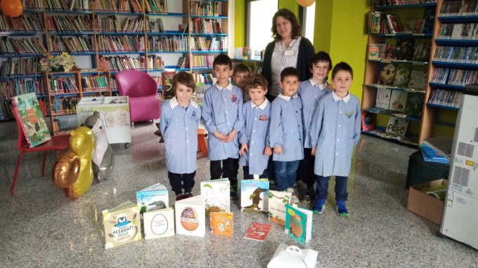 I bambini dell’asilo in visita alla biblioteca