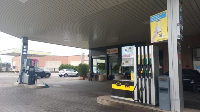 Lite dal benzinaio: aggredisce il rivale e scappa