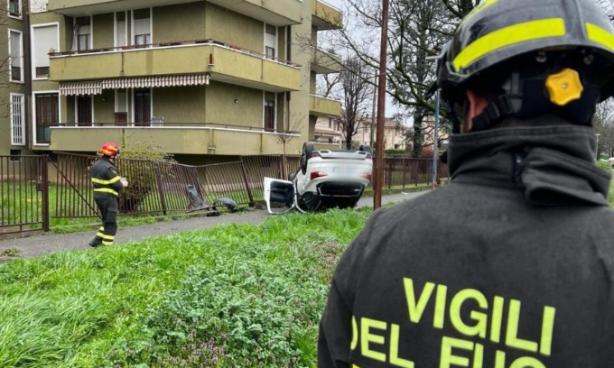 Si ribalta con l’auto e finisce contro la recinzione di un condominio