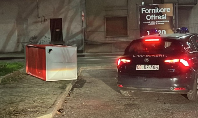 Brutto episodio: rovescia un bagno chimico e dentro c’è l’autista del bus