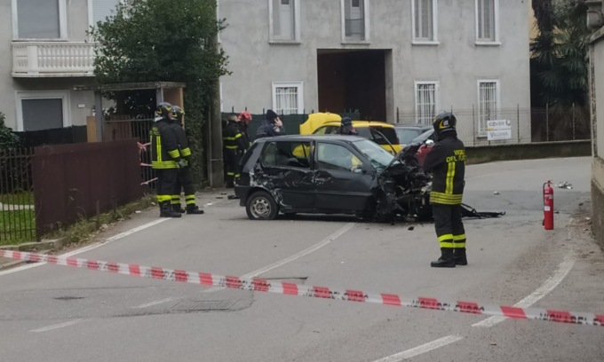 Besana In Brianza Violento Scontro Tra Due Auto Abbattuta La