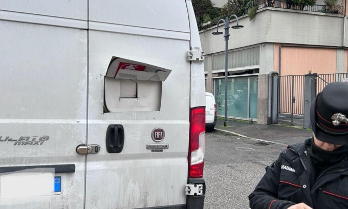 Assalto al furgone dei tabacchi, autista minacciato con la pistola