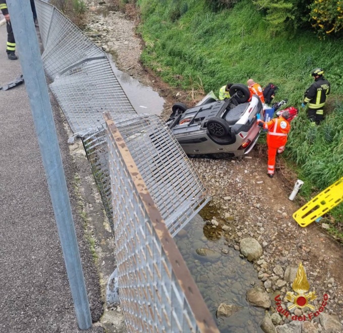 Grave incidente, precipita fuori strada con l’auto