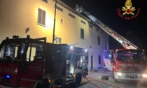 Incendio nella notte: a fuoco il tetto di una palazzina