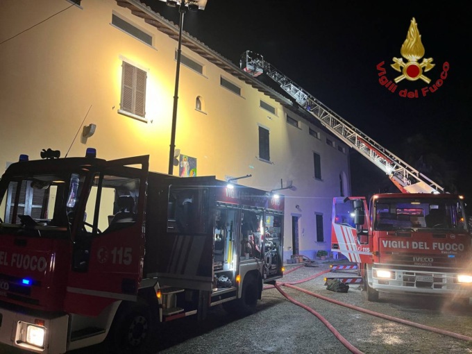 Incendio nella notte: a fuoco il tetto di una palazzina