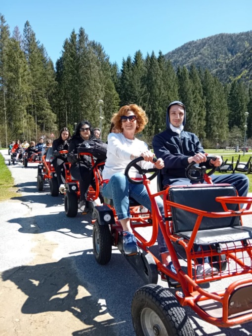 Bimbi e maestre a scuola di educazione stradale
