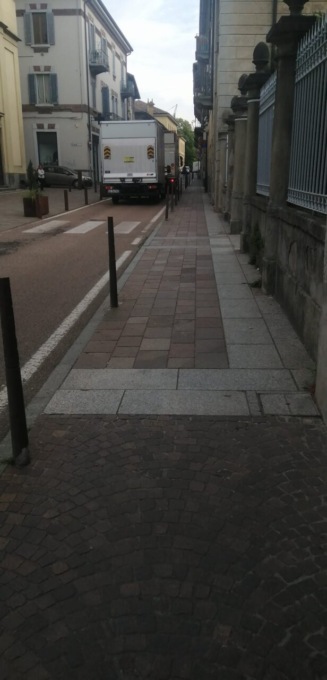 Set cinematografico in Villa Arese: camion contromano in centro