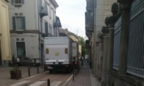 Set cinematografico in Villa Arese: camion contromano in centro