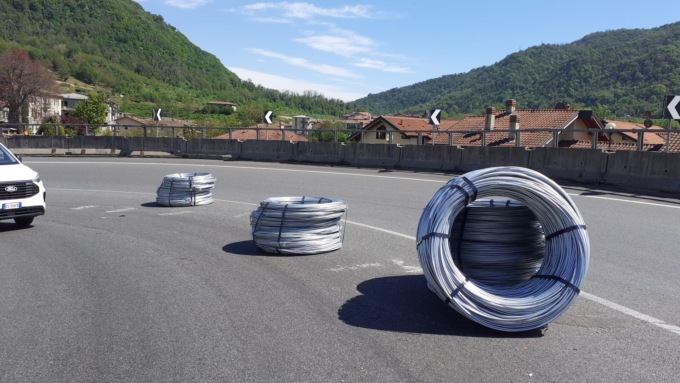 Paura sulla statale, Camion perde il carico in curva