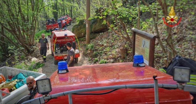Fiamme sul Monte di Brianza: in volo anche l’elicottero