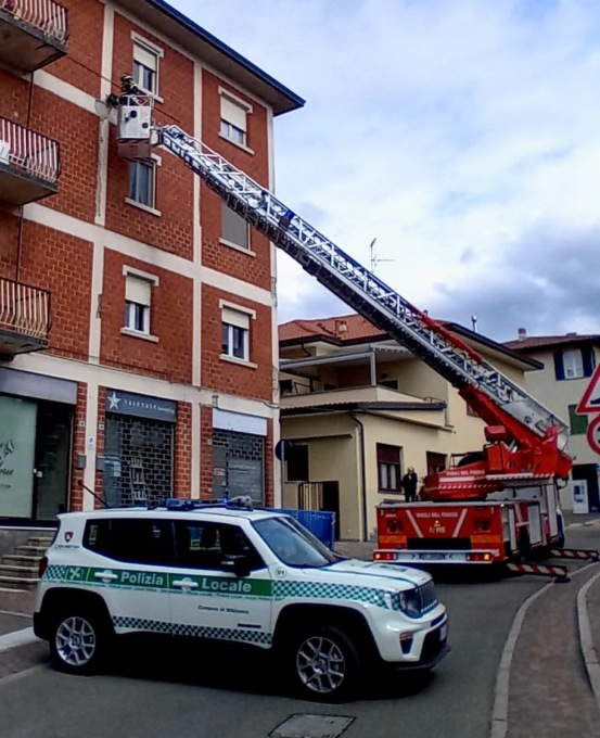 Cadono calcinacci da un palazzo e sfiorano alcuni ragazzini