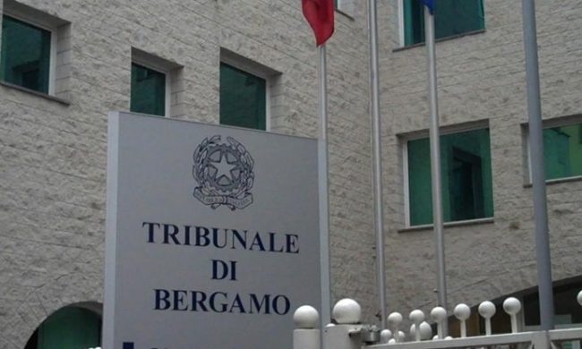 Abusi sessuali sui bambini seguiti dalla moglie, a processo