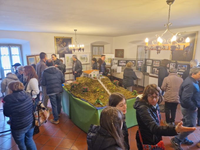 Una scala verso il cielo, in tanti all’inaugurazione