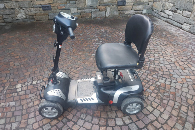 Lo scooter per disabili non può salire, Ryanair le nega l’imbarco