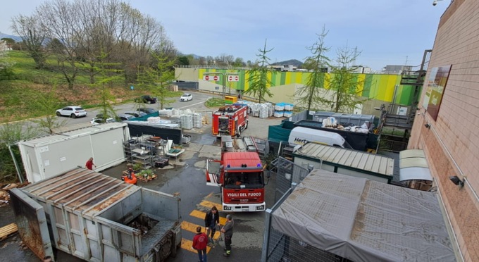 Merate, a fuoco un cassone del Bricocenter