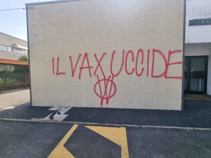 Vandalismi no vax a scuola