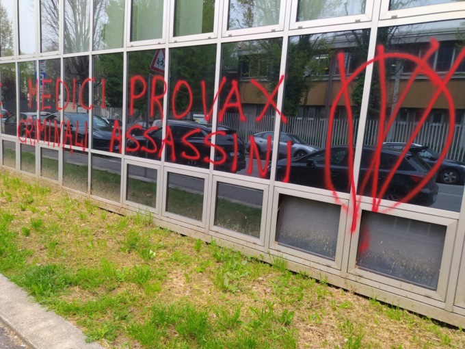 Raid no vax nella notte: imbrattata la sede dell’Asst