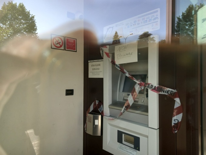 Bancomat manomesso nella notte