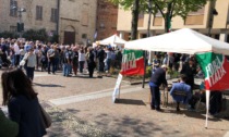 Gazebo di Forza Italia a Merate, ma la folla è... di sinistra