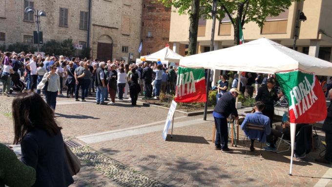 Gazebo di Forza Italia a Merate, ma la folla è… di sinistra