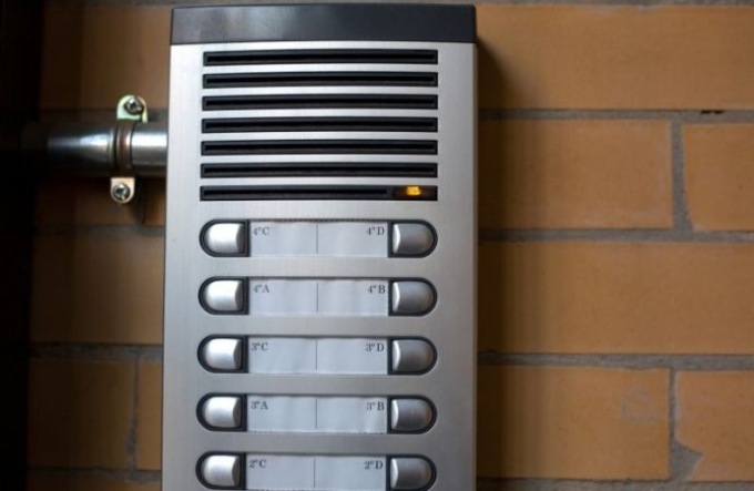 Nell’Isola Bergamasca c’è un suonatore di campanelli seriale