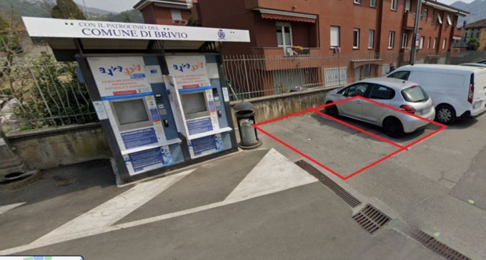 Una colonnina di ricarica per veicoli elettrici a Brivio