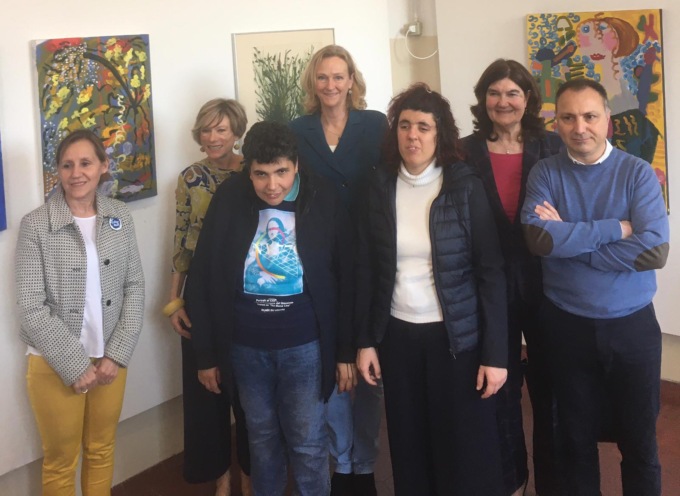 “Colori Sbocciati”: una mostra per far fiorire la sensibilità sull’autismo