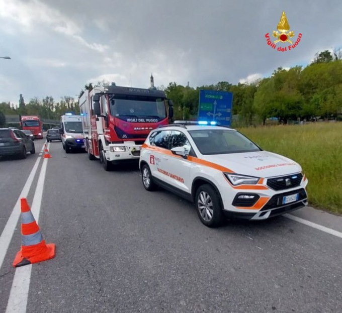 Incidente lungo la Provinciale, otto persone coinvolte