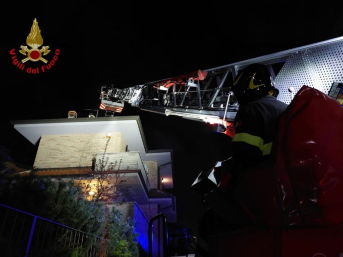 A fuoco un sottotetto, intervento dei Vigili del fuoco
