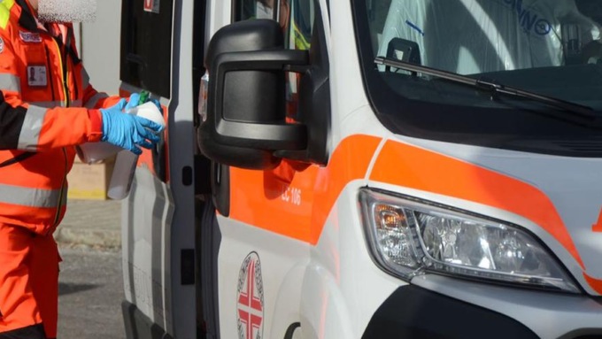 Malore in azienda, soccorso un uomo