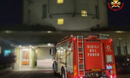 Allarme incendio in un hotel, evacuati gli ospiti