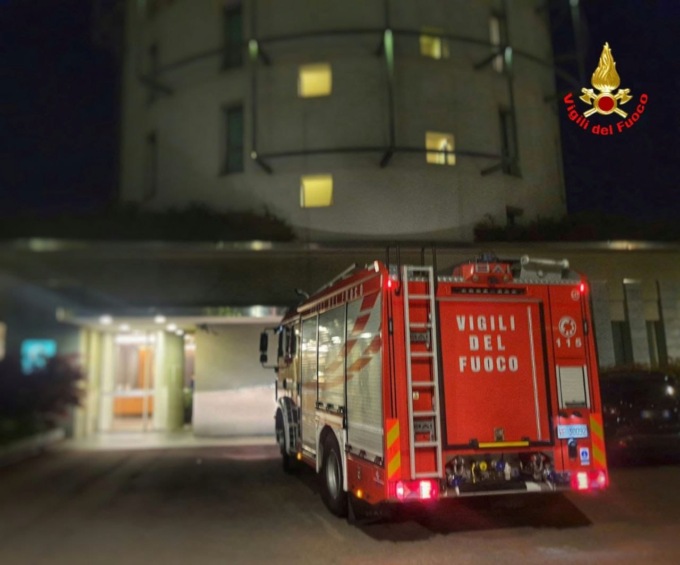 Allarme incendio in un hotel, evacuati gli ospiti