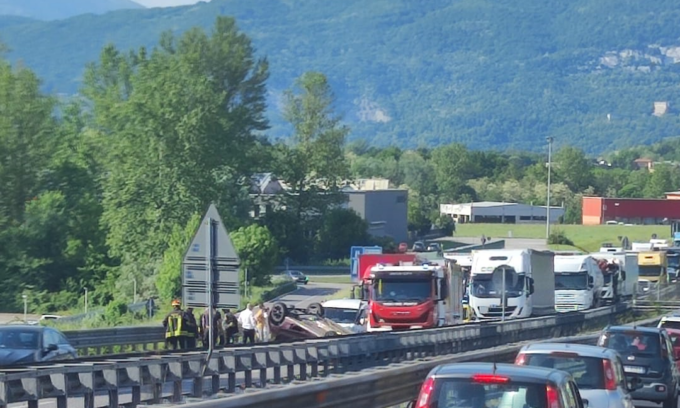 Si ribalta con l’auto: chiusa la Statale 36
