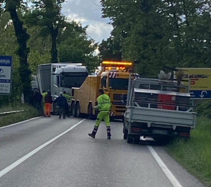 Tir in bilico sullo scavalco, rimosso dopo più di sei ore