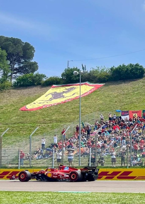 Ferrari Club Caprino, rubato il maxi striscione a forma di cuore