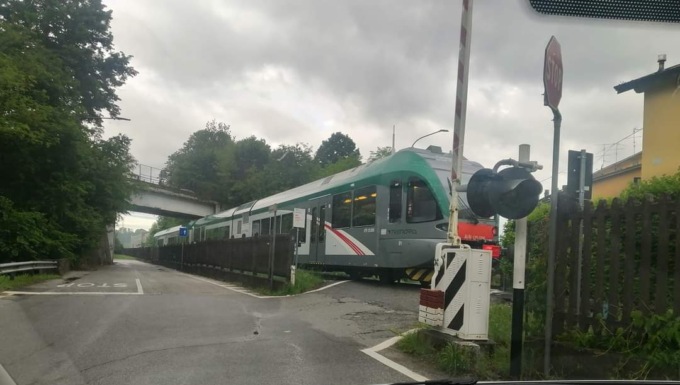 Passa il Besanino ma il passaggio a livello non si abbassa