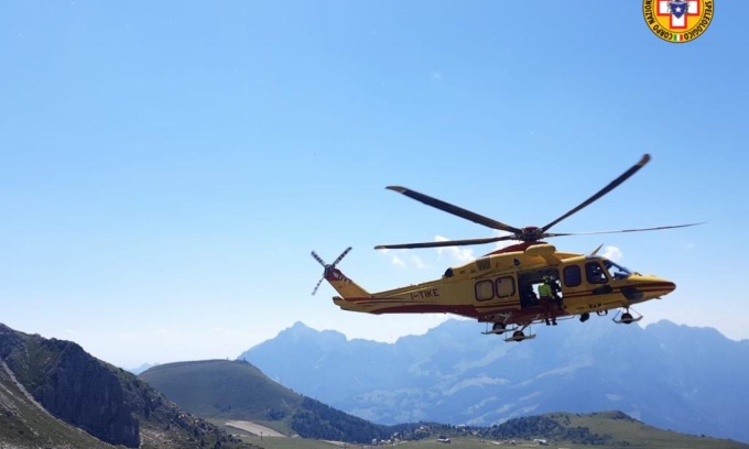 Dramma in montagna, precipita in un canale e muore sul colpo