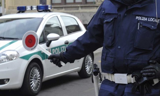 Fermato dalla Polizia locale: guidava con la patente ritirata da 9 anni