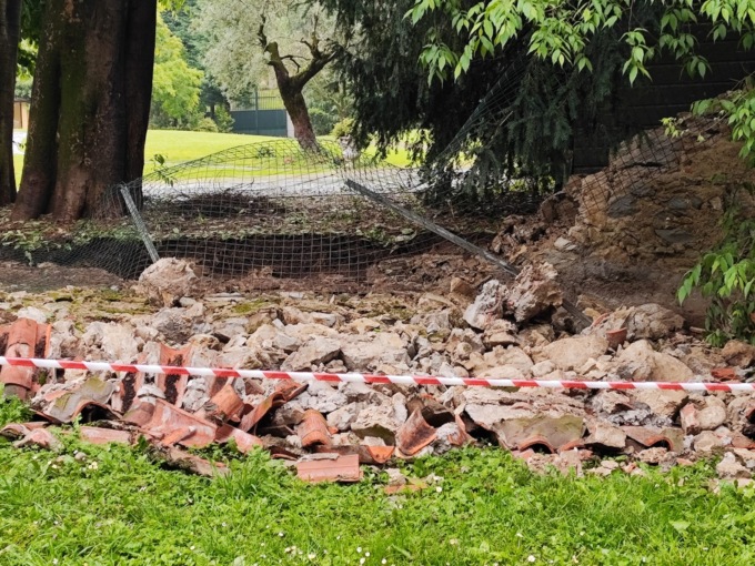 Crolla un muro al Parco di Villa Belgioioso