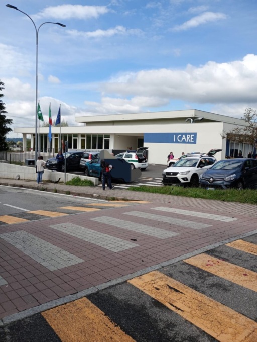 Perde il controllo dell’auto, maxi incidente nel parcheggio della scuola