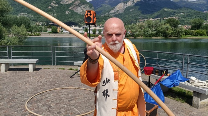 “Qua e là per piazze e cortili”, in tanti al 9° festival di Olginate con gli artisti di strada