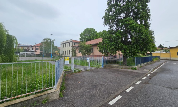 Prendono in “ostaggio” gli adulti e tengono in scacco la palestra della scuola