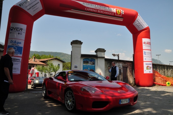 “Rosse al Monastero”: il Club Ferrari di Caprino Bergamasco ospite al Lavello