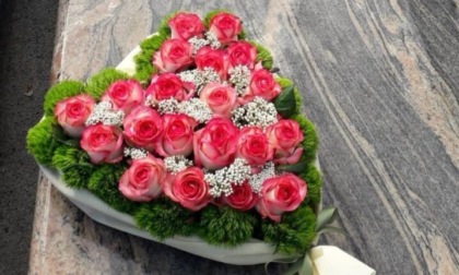 Rubano al cimitero la composizione di fiori: era un regalo per la defunta moglie nel giorno del loro anniversario