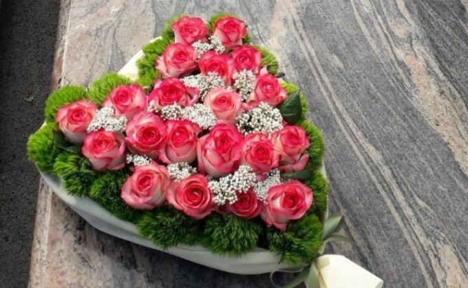 Rubano al cimitero la composizione di fiori: era un regalo per la defunta moglie nel giorno del loro anniversario