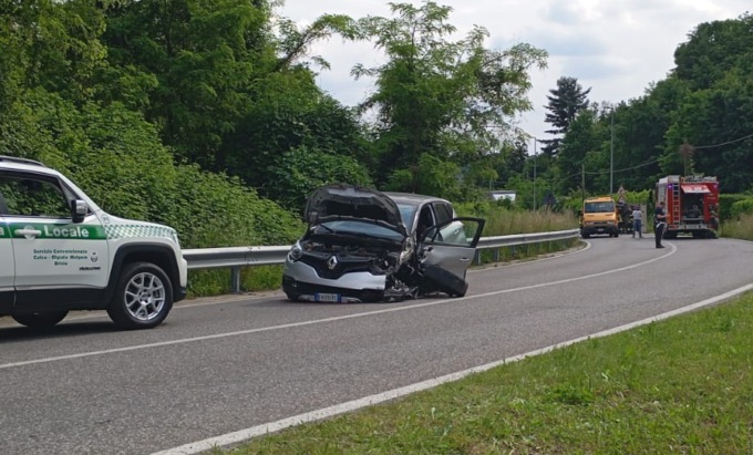 Frontale tra un auto e un furgone: tra i coinvolti anche un bambino