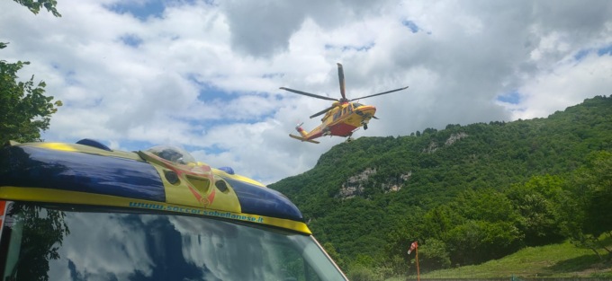 Rimane ferito gravemente mentre è in canoa, soccorsi in azione