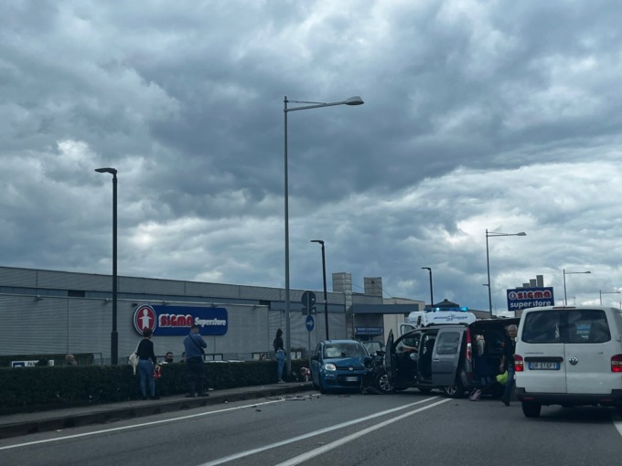 Frontale sul Provinciale, soccorsa una donna